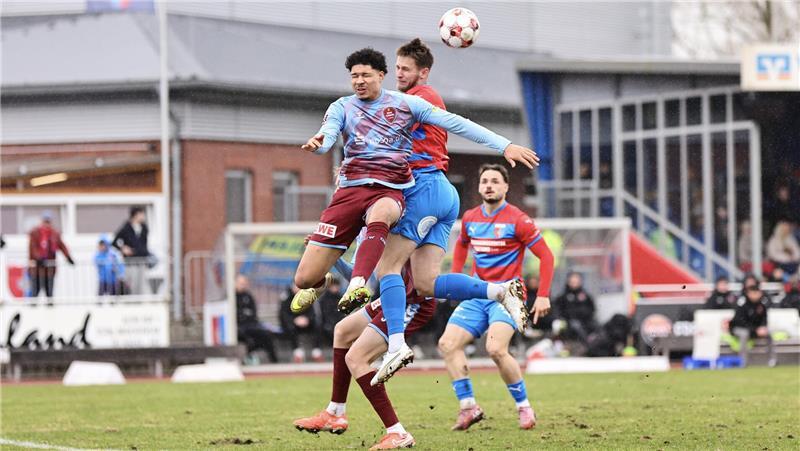 Dominanter Auftritt: D/A unterstreicht Aufstiegsambitionen Jannes Wulff steht erstmals in der D/A-Startelf in diesem Jahr. Sein Gegenspieler Uchechi Duru sieht nach einer Notbremse bereits in der 28. Minute die Rote Karte.