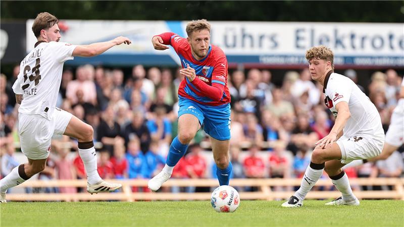 Tjorve Mohr erlöst D/A: Spätes Siegtor gegen Altona 93 Jannes Wulff vergibt in der ersten Halbzeit gegen Altona einen Hochkaräter.