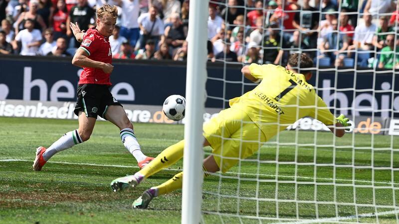 Jannik Dehm (l) erzielt das 2:0 für Hannover 96 gegen Jahn-Torwart Felix Gebhardt.