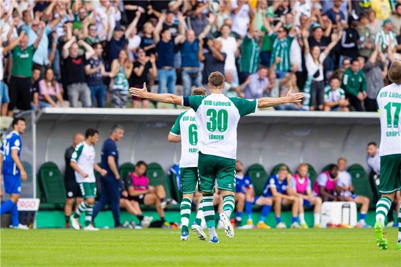 Jannik Löhden und die Lübecker lassen sich von ihren Fans im heimischen Stadion feiern. Im Schnitt sind 3000 Zuschauer auf der Lohmühle. Zum Spiel gegen D/A kommen auch einige alte Weggefährten von Löhden aus A/O-Zeiten. Foto: dpa