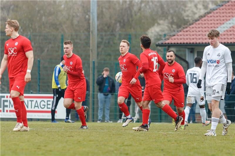 A/O mit zweitem Remis – Wie viel sind die Punkte wert? Jannik Peters (mit Ball) traf in beiden Spielen. Echte Freude wollte bei den Unentschieden aber nicht aufkommen. Foto: Struwe