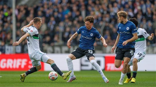 Jannik Rochelt (M) bleibt bei Arminia Bielefeld. (Archivbild)
