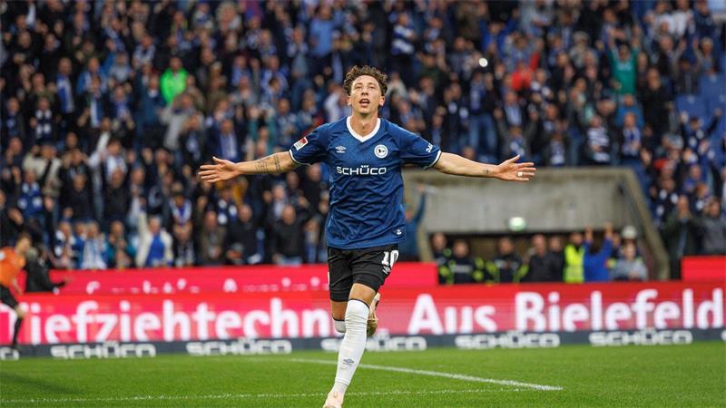 Jannik Rochelt bejubelt den 1:0-Führungstreffer für Arminia Bielefeld.