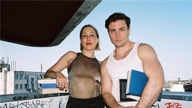 Buchclubs boomen - Lesen als Gemeinschaftsgefühl Jannik Schümann und Kara Wolf präsentieren ihren Buchclub „Zwischen Kotti und Kapiteln“ als Podcast.