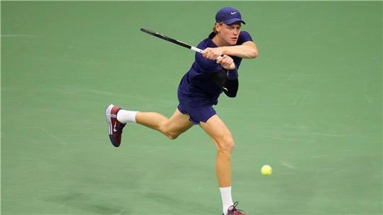 Jannik Sinner behielt gegen Felix Auger-Aliassime trotz Problemen die Oberhand.