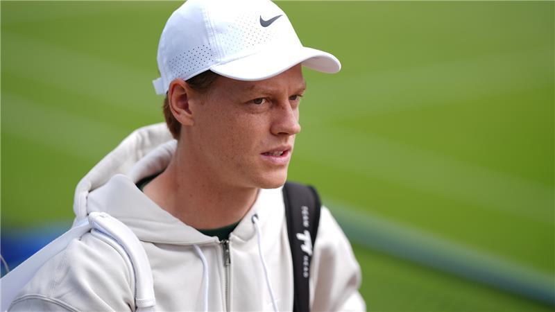 Trotz Rolle in Doping-Fall: Sinner holt Betreuer zurück Jannik Sinner bei der Ankunft auf den Trainingsplätzen des All England Lawn Tennis and Croquet Club in Wimbledon vor den Wimbledon Championships.