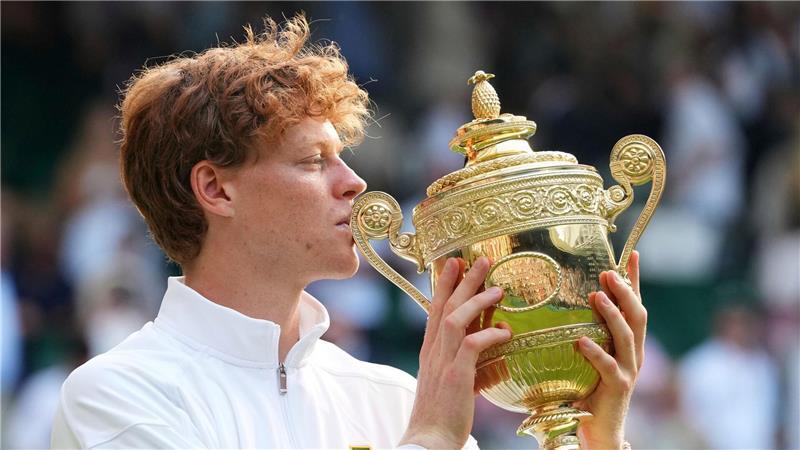 „Für die Ewigkeit“ - Sinners Drohung an die Konkurrenz Jannik Sinner feiert seinen ersten Wimbledon-Triumph.