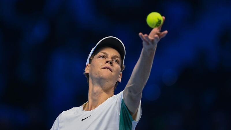 Starker Sinner gewinnt Auftakt bei ATP-Finals Jannik Sinner gewann gegen Stefanos Tsitsipas glatt in zwei Sätzen.