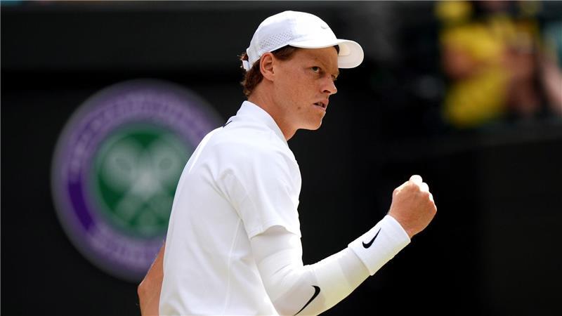 Jannik Sinner gewinnt trotz Problemen am Ellenbogen.