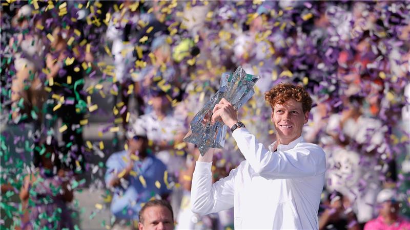 Jannik Sinner hält den Siegerpokal nach seinem Sieg.