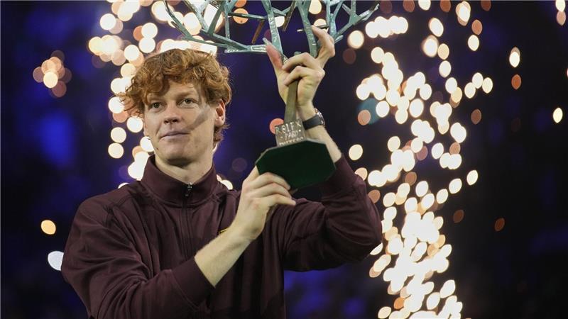 Jannik Sinner hält die Trophäe während der Siegerehrung bei den Masters 1000 in Paris.