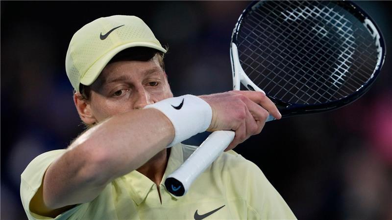 Tennis-Ass Sinner: Anfang des Jahres an Aufhören gedacht Jannik Sinner im Finale der Australian Open gegen Alexander Zverev.