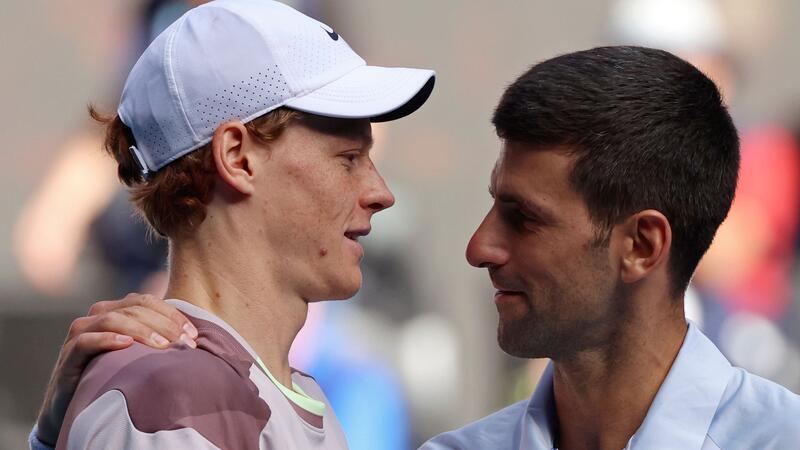 Sinner stoppt „schockierten“ Djokovic in Melbourne Jannik Sinner (l) wird von Novak Djokovic zu seinem Sieg beglückwünscht.