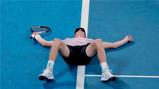 Jannik Sinner lässt sich nach seinem Triumph bei den Australian Open auf den Platz fallen.