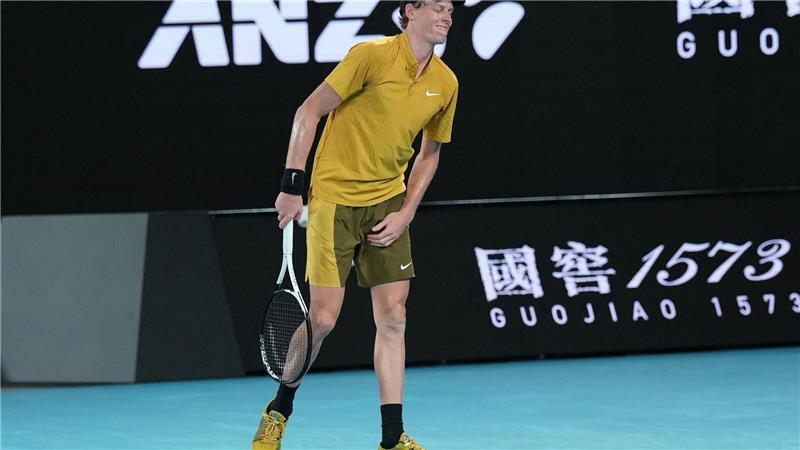 Jannik Sinner litt im heißen Melbourne unter Krämpfen.