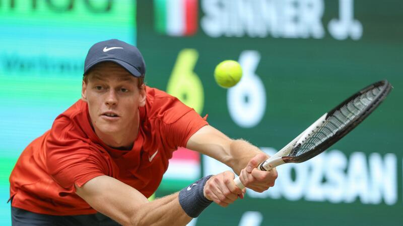 Jannik Sinner spielt eine Rückhand.