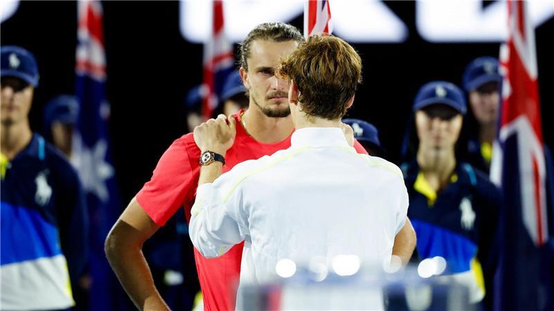 Jannik Sinner (vorne) glaubt fest an einen Grand-Slam-Turniersieg für Alexander Zverev.