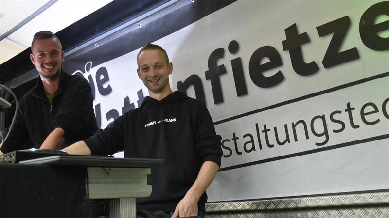 Jannis und Jan-Henrik von den Plattenfietzen legen bei jedem Wetter auf.