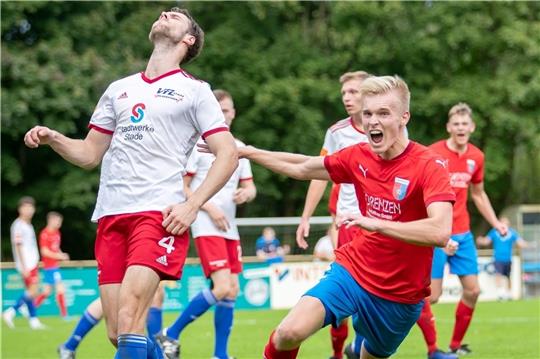 Janosch Lüders bejubelt das 3:0 für D/A II – Ernüchterung beim Verteidiger des VfL Güldenstern Stade, Fabio Dammann. Foto: Struwe
