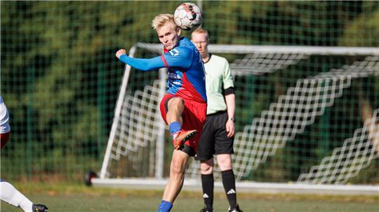 Oldendorfs Spieler Janosch Lüders schießt einen Ball im Spiel hoch.