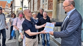 Januar 2022: Dr. Bernd Hohendorff und die Bürgerinitiative gegen den Surfpark übergeben vor dem Rathaus eine Unterschriftensammlung. 