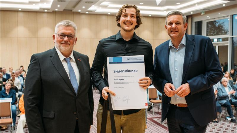 Sie sind die drei besten Jung-Handwerker im Landkreis Stade Janus Ripken entschied sich trotz Krise für das Bäcker-Handwerk bei Schrader in Apensen.
