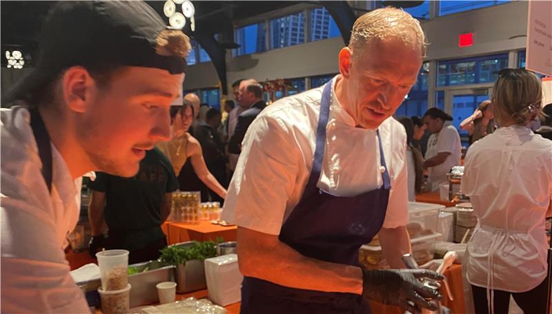 Janus Ripken in New York mit Chef Björn Böttcher, der vor 25 Jahren von Hamburg nach Amerika ausgewandert ist und dort ein Café eröffnet hat.