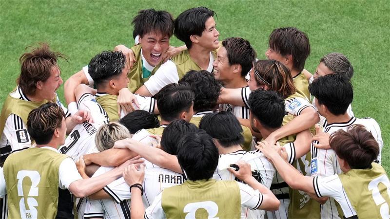 Brasilien entgeht WM-Schmach: Last-Minute-Sieg gegen Japan Japan feierte das 1:0 durch Bundesliga-Profi Sano.