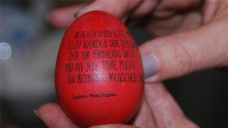 Japanischer Haiku-Spruch auf deutschem Hühnerei.