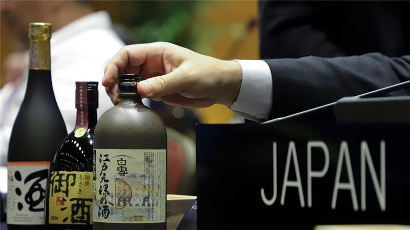 Unesco: Sake-Herstellung ist immaterielles Kulturerbe Japanischer Sake auf dem Tisch der japanischen Delegation während der Unesco-Welterbekonferenz in Asunción.