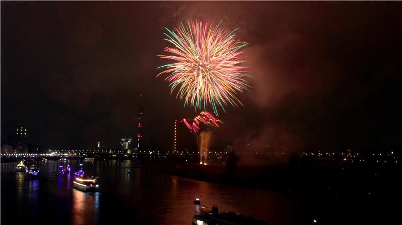 Japanisches Feuerwerk erhellte Ende Mai 2025 den Nachthimmel über dem Rhein. (Archivbild).