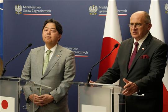 Japans Außenminister Yoshimasa Hayashi (l) gibt vor seinem Überraschungsbesuch in der Ukraine eine Pressekonferenz mit seinem polnischen Amtskollegen Zbigniew Rau in Warschau.