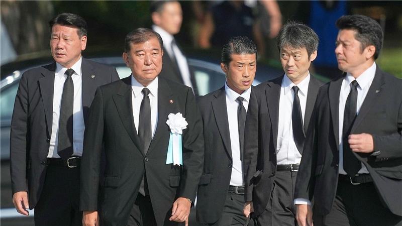 Hiroshima gedenkt Opfer des Atombombenabwurfs vor 80 Jahren Japans Premier Ishiba bekräftigt die Prinzipien, wonach Japan weder Atomwaffen produziert noch besitzt oder auf eigenem Boden erlaubt.