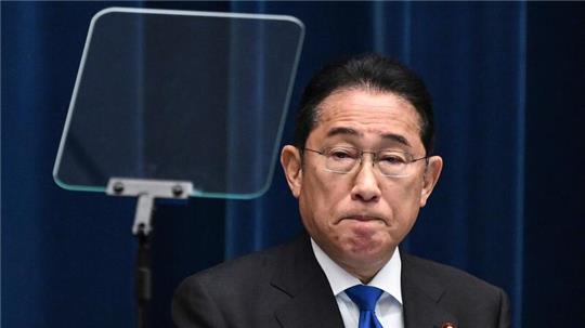 Japans Regierungschef Kishida zieht die Konsequenzen aus einer Parteispendenskandal.