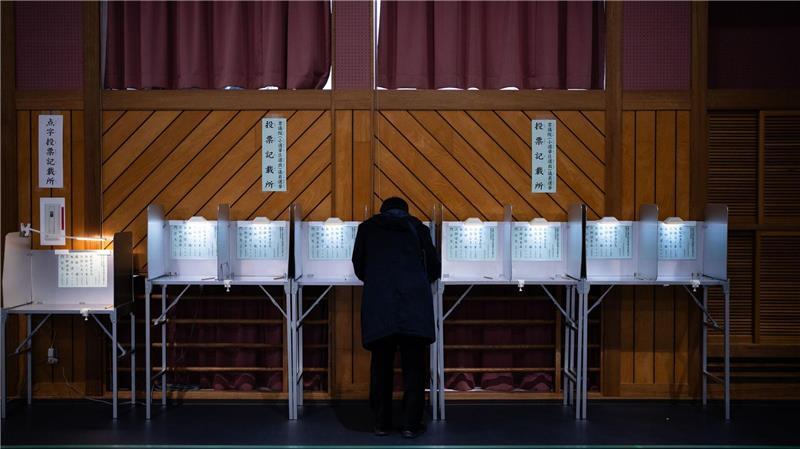 Japans Wählerinnen und Wähler haben der Regierungspartei LDP trotz früherer Skandale wieder eine Mehrheit verschafft. 