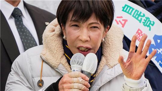 Japans neue Regierungschefin Takaichi hat einen haushohen Wahlsieg errungen.   
