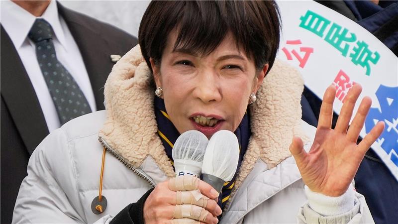 Japans neue Regierungschefin Takaichi hat einen haushohen Wahlsieg errungen.   