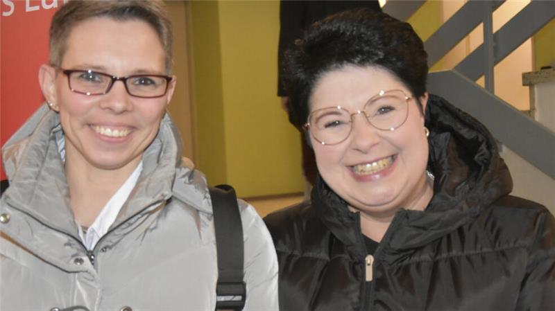 Jaqueline König (links) und Urte Schmidt wünschen sich Konzerte im Alten Land.