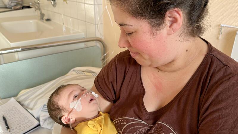 Jaqueline Sperling aus Wischhafen ist glücklich, dass sie bei ihrem Sohn Kian-Elias bleiben konnte. Der Kleine ist sechs Wochen alt und kam mit akuter Atemnot am Heiligen Abend in die Kinderklinik.