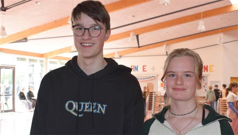 Jarik und Carlotta gehörten zu den Schülerinnen und Schülern aus vier Geschichtskursen, die den Zeitzeugen ihre Fragen stellten.