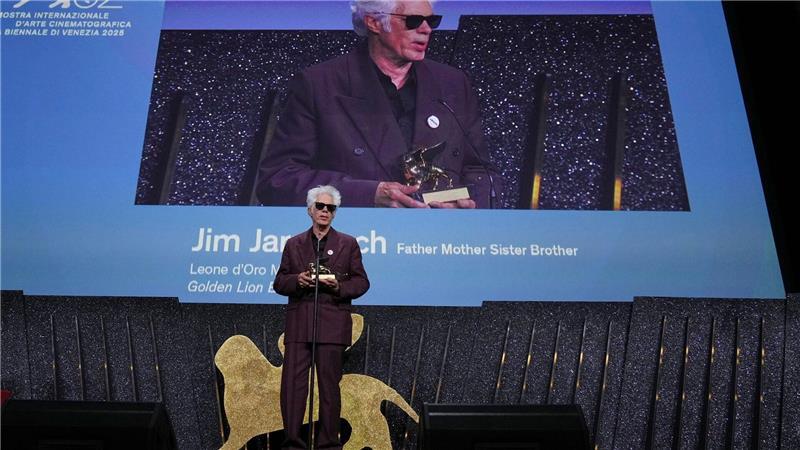 Goldener Löwe in Venedig für Jim Jarmusch Jarmusch während der Dankesrede.