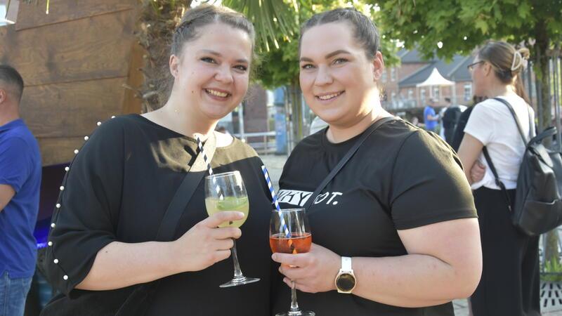 Jasmin Philipp (links) und Alana Winkelmann sind begeistert von Buxtehudes Beach-Party.