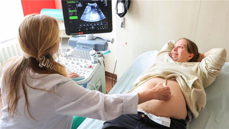 Unglaublich: Frau bekommt zum dritten Mal Zwillinge Jasmin Schmidt sagt, dass sie sich schon immer viele Kinder gewünscht hat.