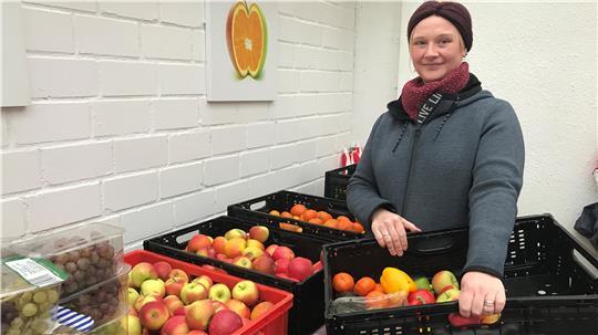 Jasmin holt frisches Obst und Gemüse für die Kindertagesstätte in Hüll ab.
