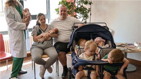 Jasmin und Andreas Rittner aus Fürth haben zum dritten Mal in recht kurzem Abstand Zwillinge bekommen. Auch die älteren Geschwister sind noch ziemlich klein. (Handout)