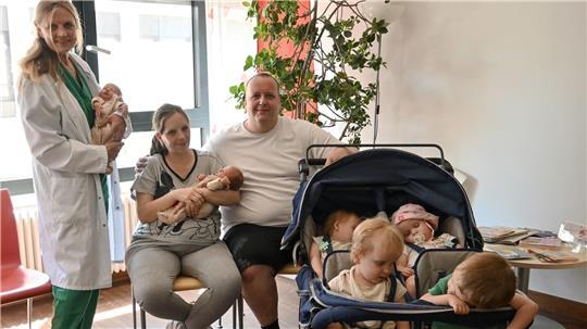 Jasmin und Andreas Rittner aus Fürth haben zum dritten Mal in recht kurzem Abstand Zwillinge bekommen. Auch die älteren Geschwister sind noch ziemlich klein. (Handout)