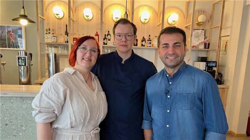 „Mein Lokal, dein Lokal“: Fünf Restaurants aus dem Kreis Cuxhaven treten gegeneinander an Jasmin und Max Leddin vom "Restaurants Neunzehn" in Otterndorf setzen auf deutsch-österreichische Küche. Ali Güngörmüs (rechts) durfte probieren.