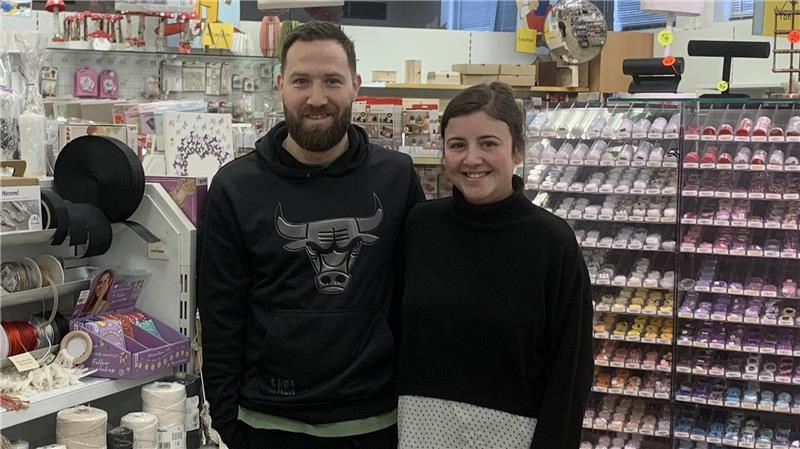 Jasmin und Nico Matern inmitten der 500 Quadratmeter großen Verkaufsfläche.