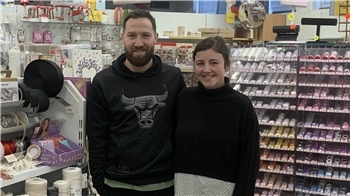 Jasmin und Nico Matern inmitten der 500 Quadratmeter großen Verkaufsfläche.