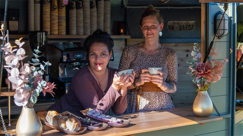 Jasminah Boolaky (links) und Jascha Ullrich sind mit ihrem Foodtruck inzwischen bei vielen Veranstaltungen in der Region unterwegs.